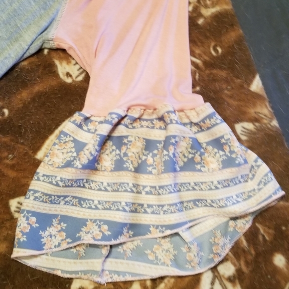 Discreet Brand top with Flare sleeves - Picture 2 of 5